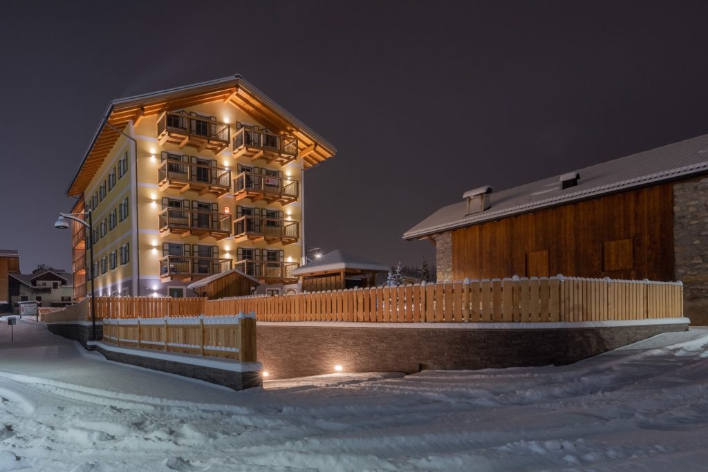 Fotografia d'architettura notturna con la neve